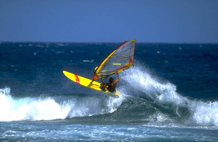 windsurfer auf dem wasser