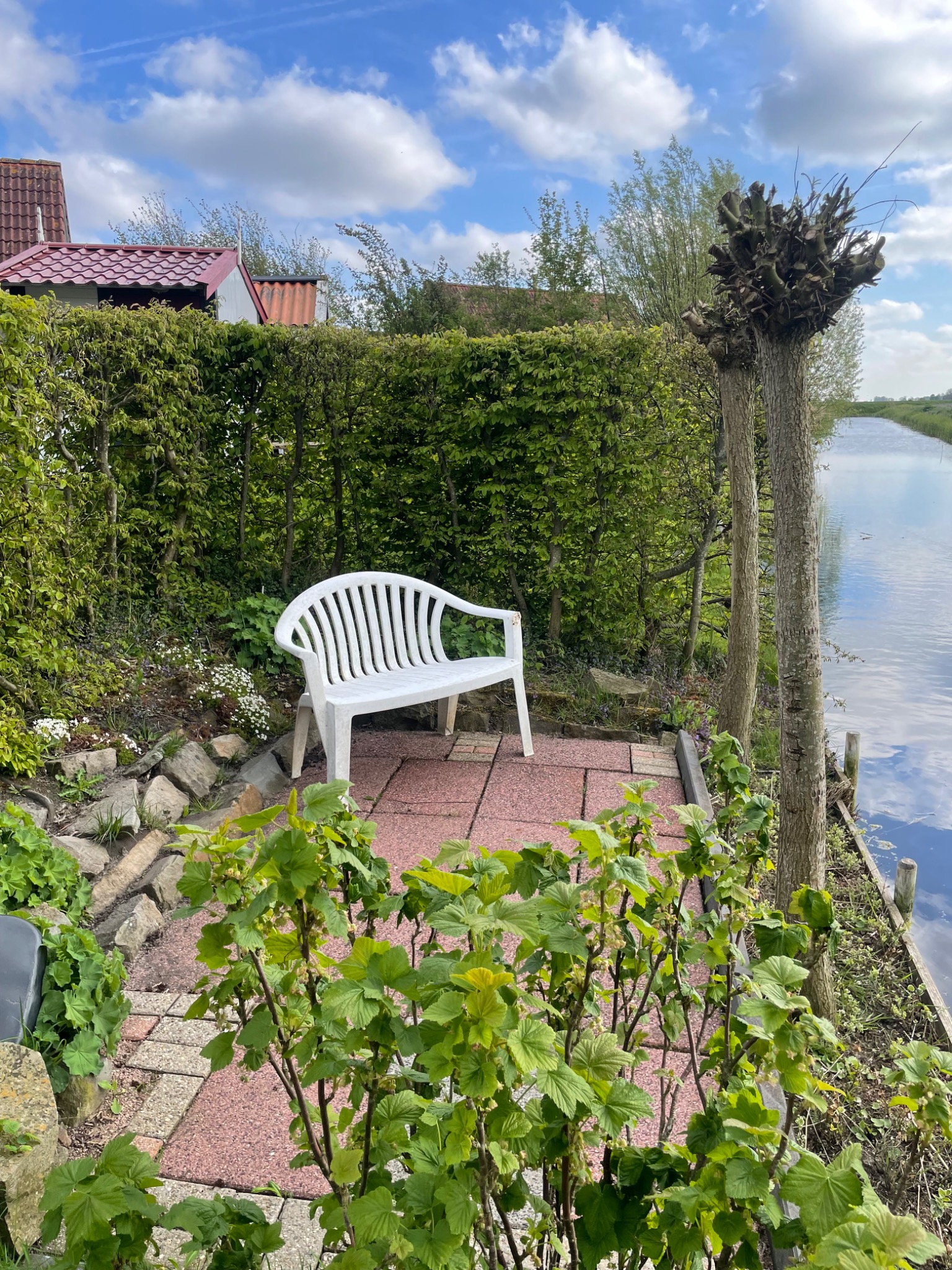 Sitzplatz an der kleinen Gracht am Grundstück von Friesje