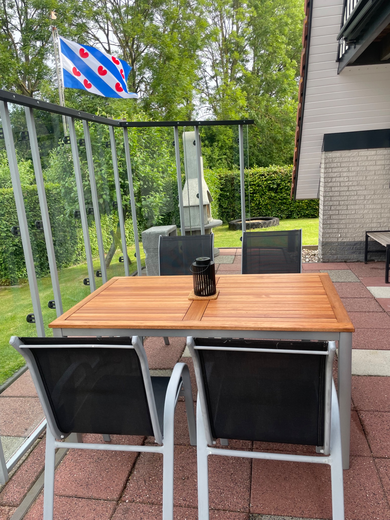 Terrasse mit Esstisch und Blick in den Garten von Friesje