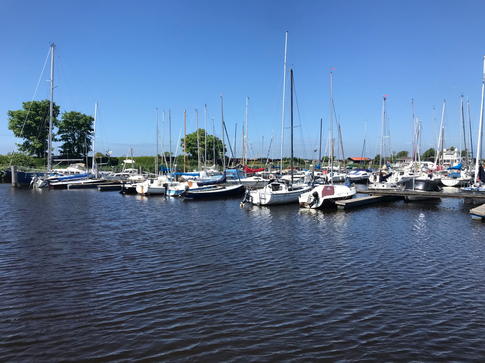 Segelboote am Wasser